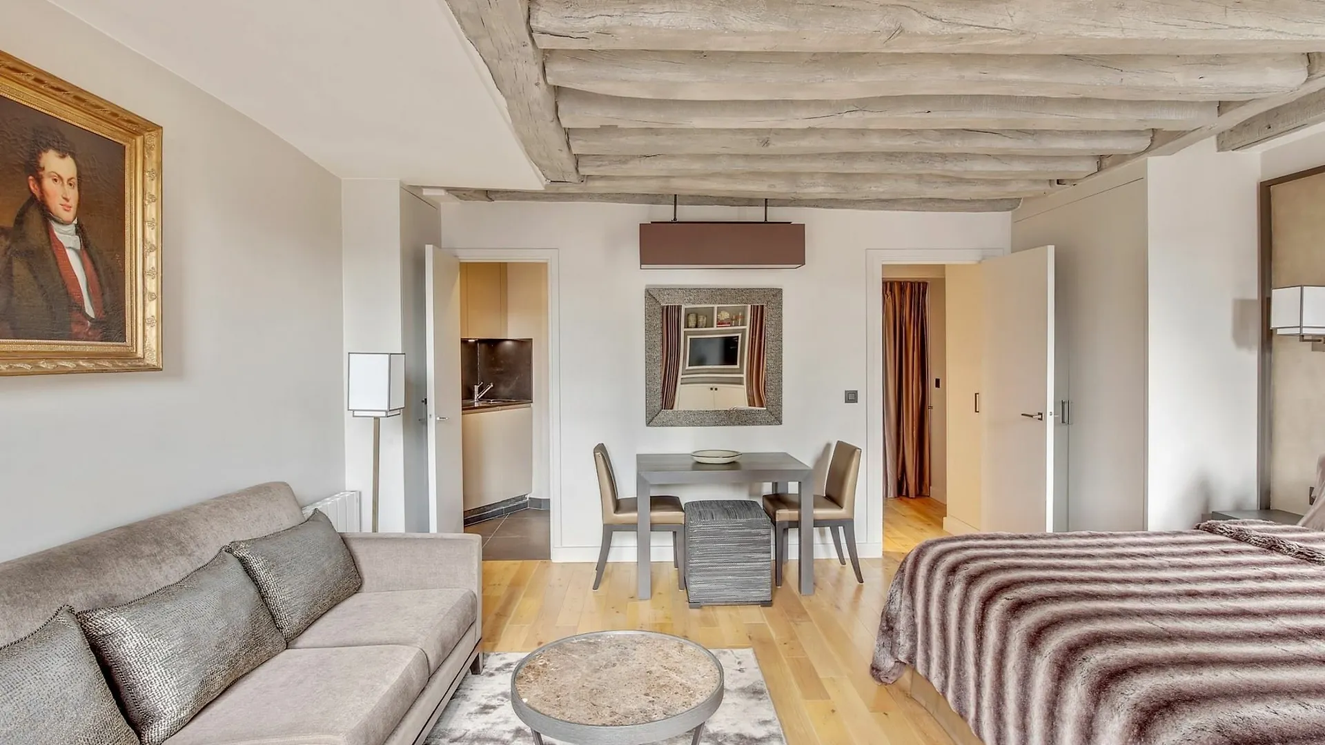 Luxury Louvre Apartment *